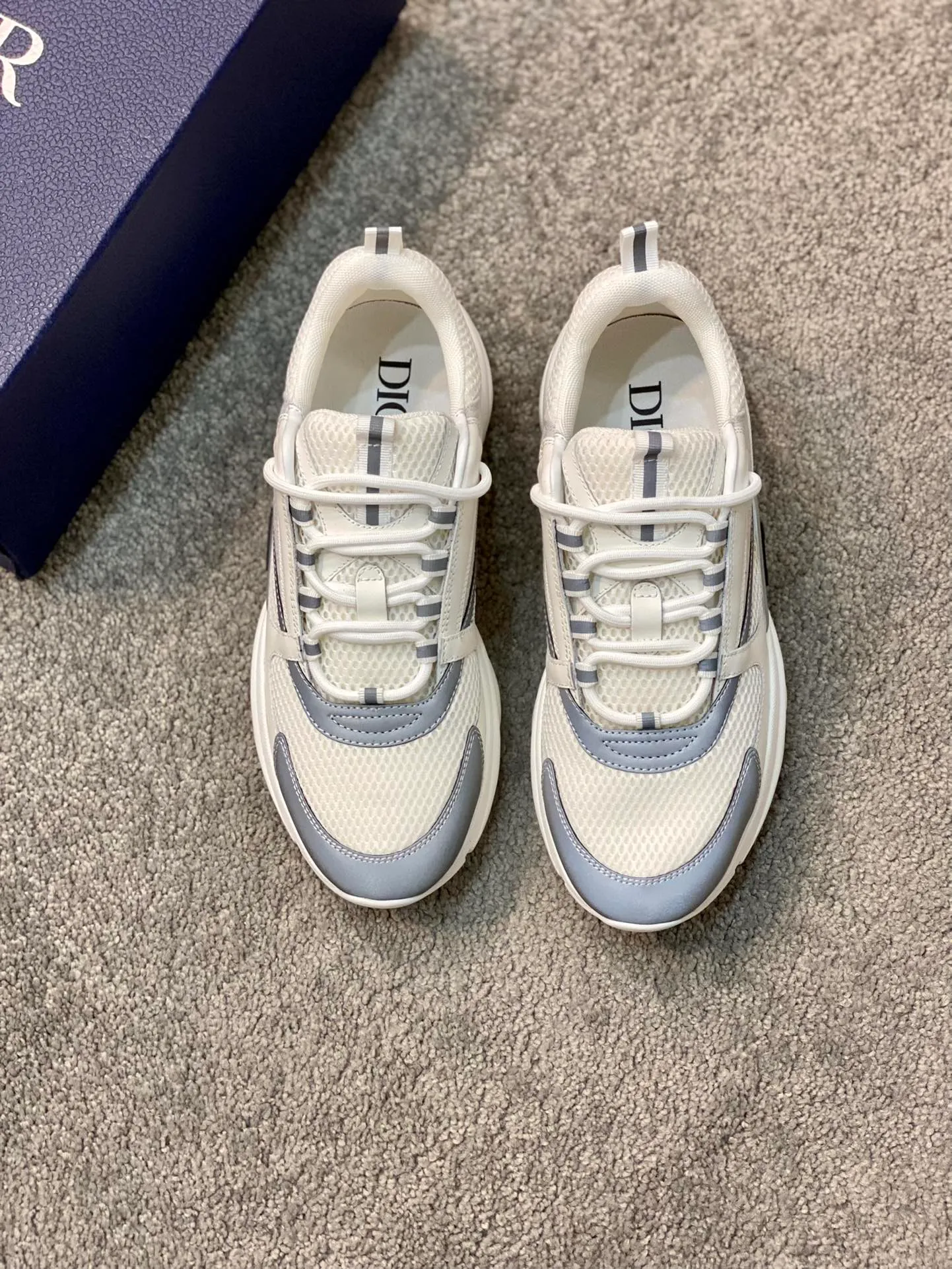 Factory price: 500💰 Dior B22 men's jogging fashion sneakers. This item draws inspiration from retro jogging shoes. It adopts a thick low-top design, with an upper made of leather and mesh fabric, and a black and white engraved rubber sole. The side is decorated with an embossed "Di~r" logo. Code number: 38-45 (38, 45, 46 can be customized)